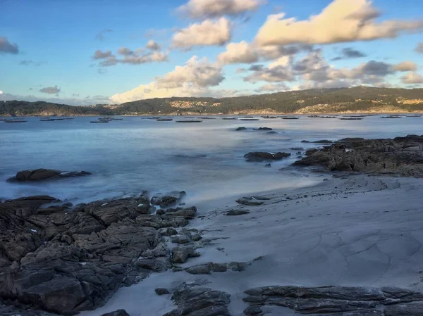 Praia e mar na costa galega . — Fotografia de Stock