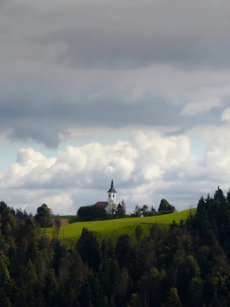 Церковь на холме — стоковое фото
