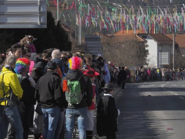 Geçit töreninde palyaço perukları