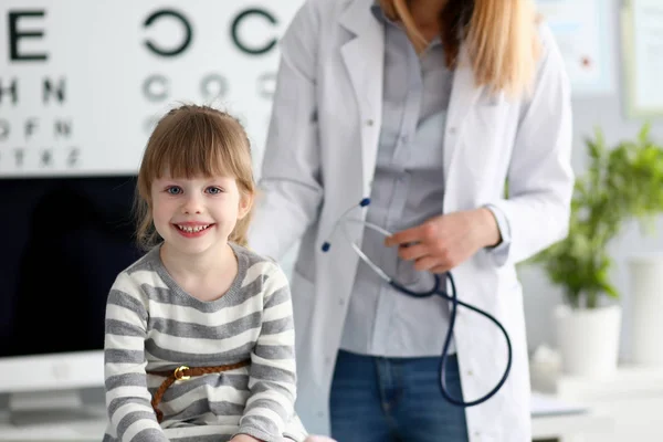 Χαμογελαστός χαριτωμένος μικρός ασθενής αλληλεπιδρά με το θηλυκό γιατρό — Φωτογραφία Αρχείου