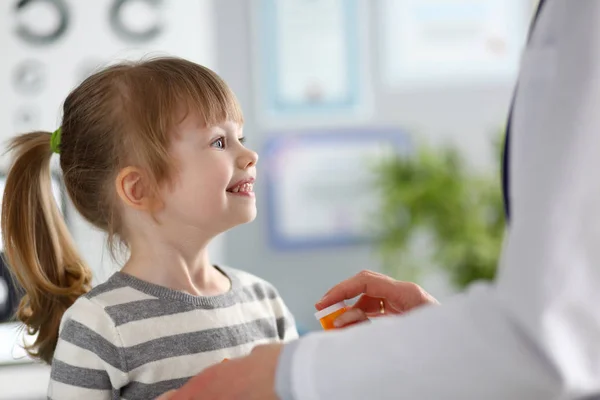 Nettes kleines Mädchen an der Rezeption des Arztes bekommt Medikamente verschrieben — Stockfoto