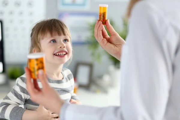 Söt liten flicka vid läkare mottagning få mediciner recept — Stockfoto