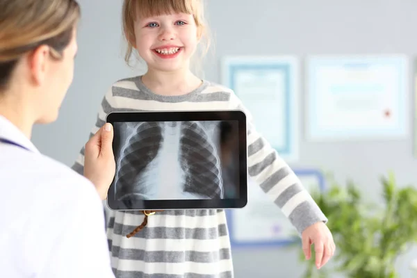 女医生检查小女孩与超现代扫描平板电脑设备 — 图库照片