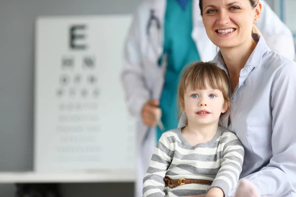 Glücklich lächelnde Familie in Kinderarztpraxis — Stockfoto