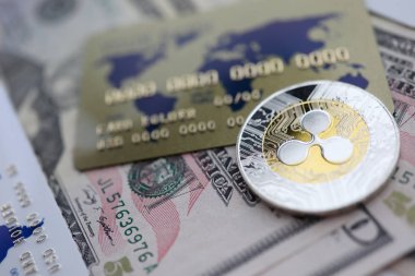 Gümüş sikke dalgalanma Xrp closeup masada yalan