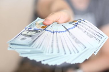 Adam elinde bize para büyük yağ paketi tutun