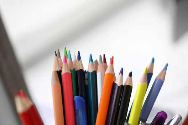 Çeşitli kalemler Demet tutucu standı — Stok fotoğraf