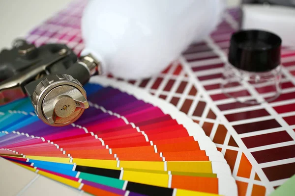 Pulverizer liggande på färgtest paletter — Stockfoto