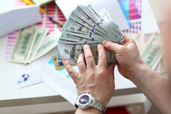 Männliche Hände zählen Geld aus riesigem Rudel — Stockfoto