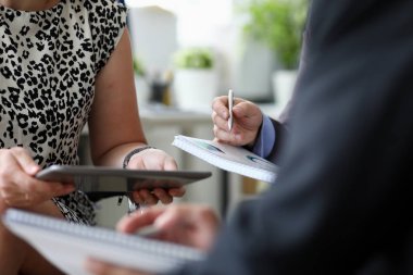 Grup iş adamları ofiste toplantı.