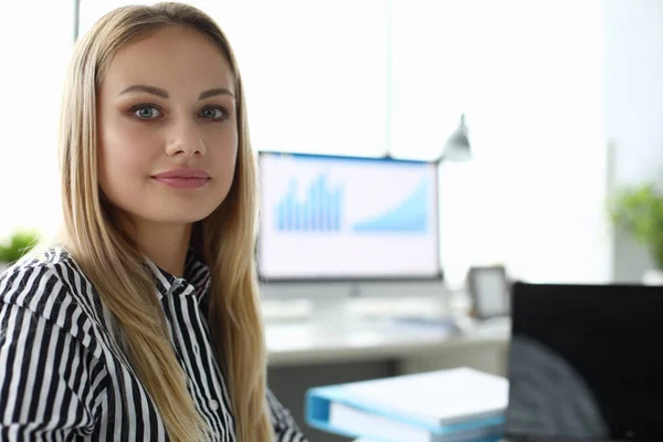 Femme souriante au bureau — Photo