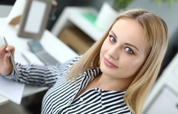 Femme intelligente au bureau — Photo