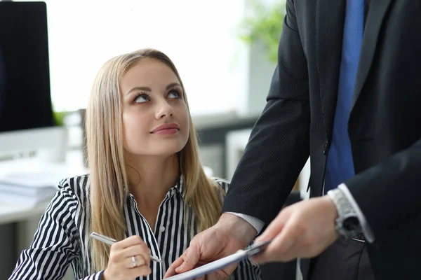 Senhora de negócios discutindo contrato — Fotografia de Stock