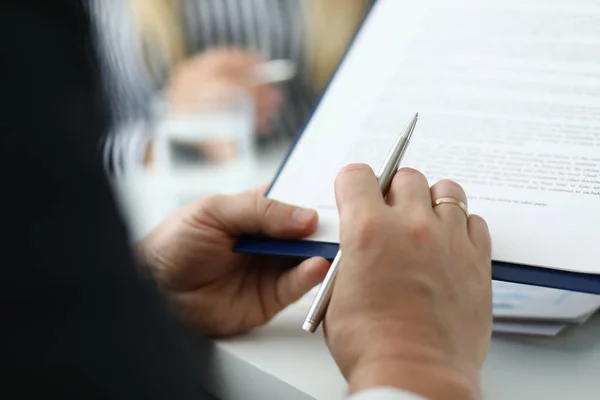 Empresario leyendo texto de acuerdo — Foto de Stock