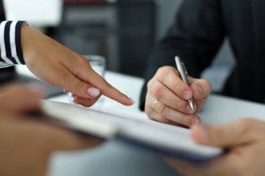 Ziyaretçinin belgeyi imzalaması gereken yeri gösteren emlak çırçırı