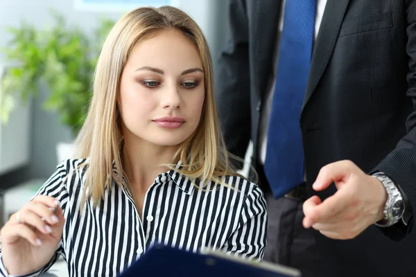 Bela loira escriturário feminino conversando com colega masculino — Fotografia de Stock