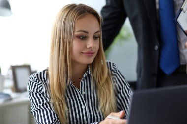 Ofiste güzel katip erkek meslektaşım ile konuşurken