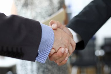 İşadamları ofiste el sıkışırken