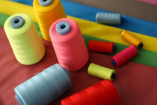 Diverse veelkleurige spoelen — Stockfoto