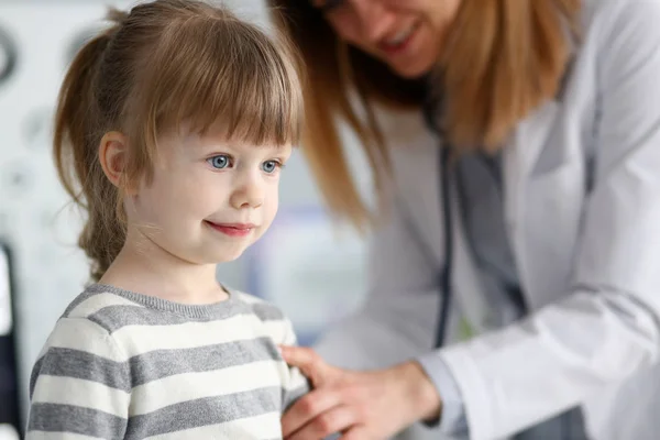 Kleines Mädchen mit Doktor — Stockfoto