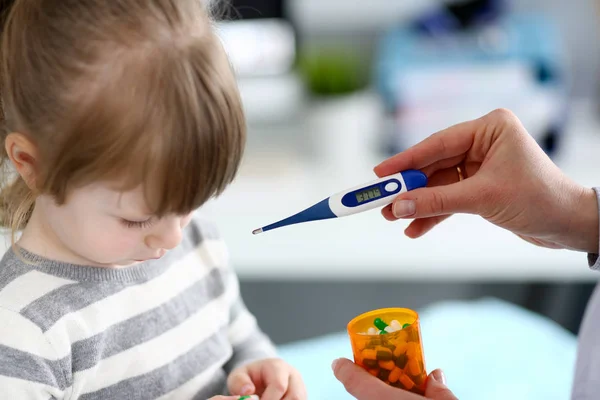 Pequeño paciente con pediatra —  Fotos de Stock