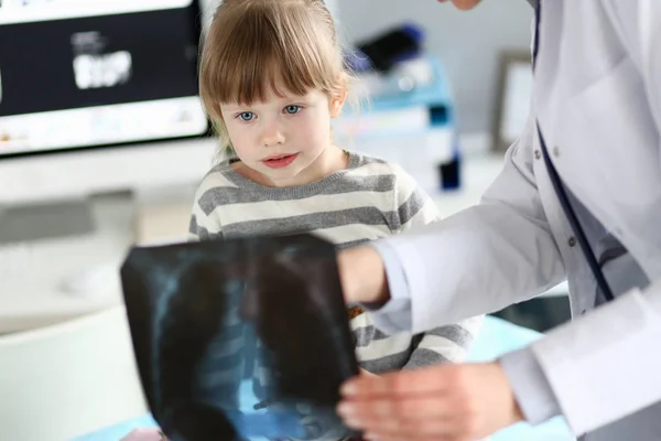 Paziente piccolo sottoposto a esame radiografico — Foto Stock