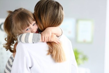 Doktor ile küçük çocuk