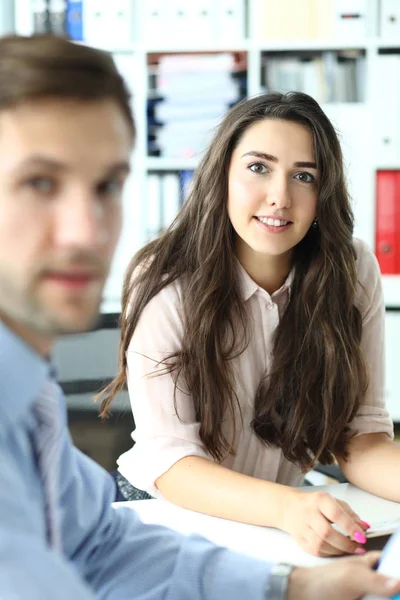 Bonita empresária no local de trabalho — Fotografia de Stock