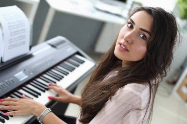 İşyerinde düşünceli model