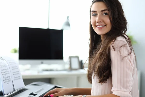 Schöne Frau spielt klassischen Synthesizer — Stockfoto