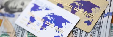 Abd para birimi yığını nın üzerinde yatan bankacılık kartları
