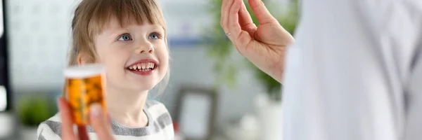 Söt liten flicka vid läkare mottagning få mediciner recept — Stockfoto