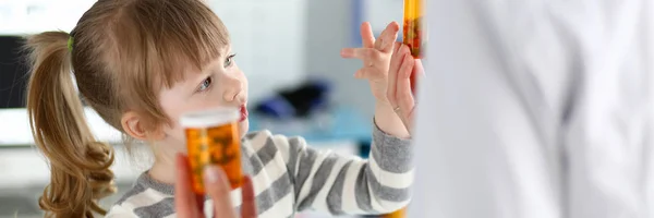 Nettes kleines Mädchen an der Rezeption des Arztes bekommt Medikamente verschrieben — Stockfoto