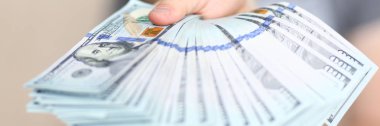 Adam elinde bize para büyük yağ paketi tutun