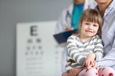 Sevimli çocuk memnuniyetle kameraya bakıyor