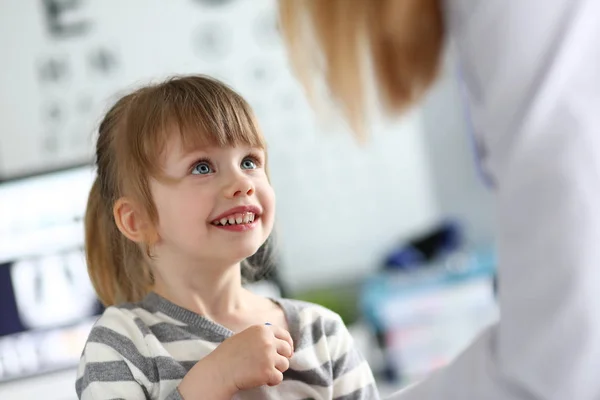 Ragazzo allegro a appuntamento di dottori — Foto Stock