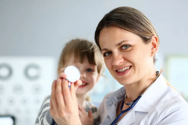 Médico segurando estetoscópio — Fotografia de Stock