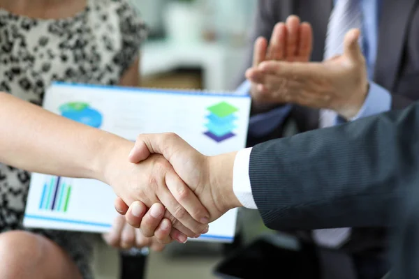 Biz handen van partners schudden — Stockfoto