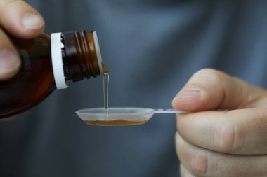 Adam istenen dozajı ölçüyor.