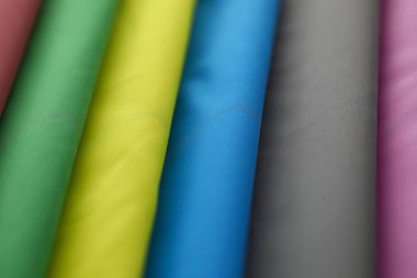 Renkli giysi yığınları