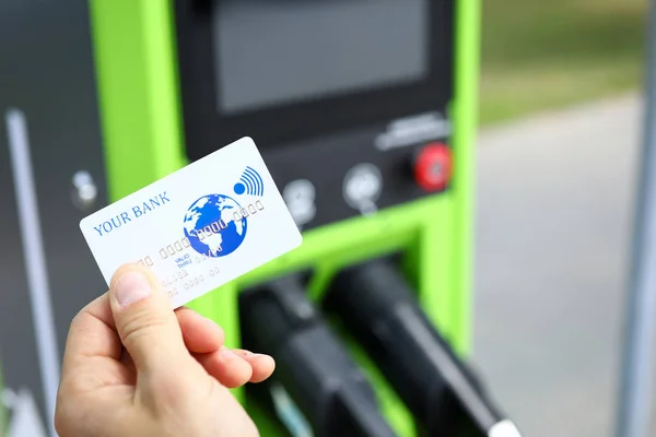 Man holding credit card — Stock Photo, Image