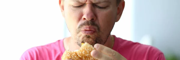 Hayal kırıklığına uğramış aç adam — Stok fotoğraf