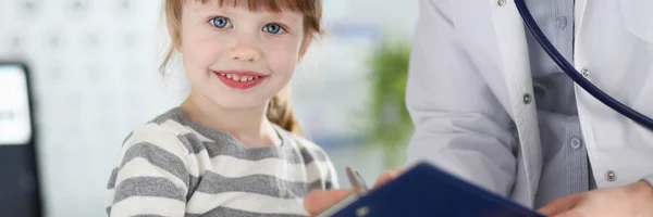 Piccolo bambino gioioso in visita doc — Foto Stock