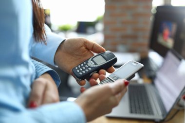 İki iş adamı telefon nokia vintsge