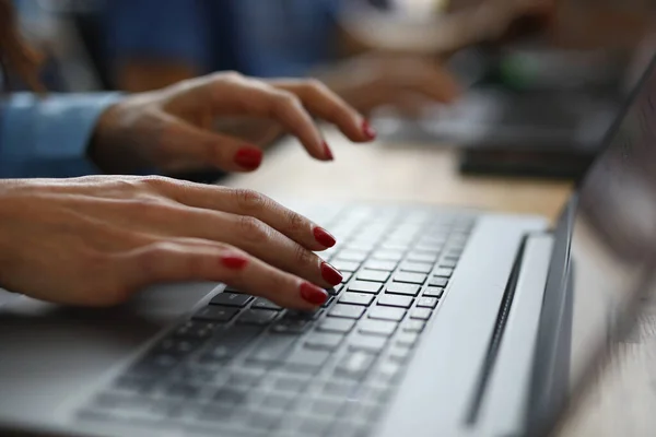 Женщина с красными ногтями печатает на клавиатуре . — стоковое фото