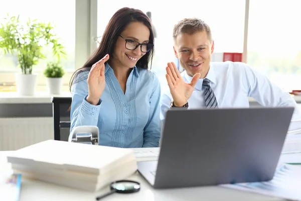 Homem e mulher cumprimentam interlocutor com a mão na chamada on-line no laptop — Fotografia de Stock