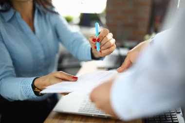 Başarılı kadın ofiste yakın plan belgeleri imzalıyor.
