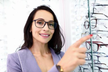 Yönetici danışmanı gözlüklü vitrine işaret ediyor