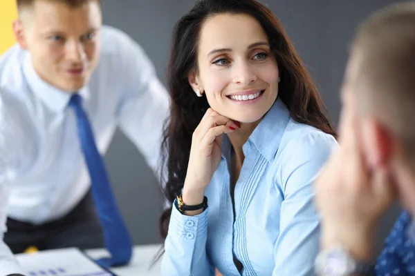 Gente de negocios del grupo en el proceso de reunión sentarse a la mesa y escuchar speaeker . — Foto de Stock