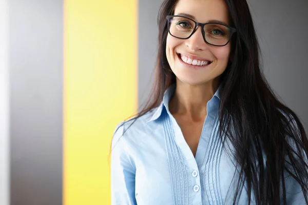 Empresária está de pé no escritório e sorrindo close-up . — Fotografia de Stock